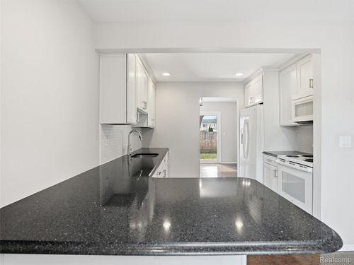 115 Manor Way, Rochester Hills, MI, 48309-2021 | Card Image