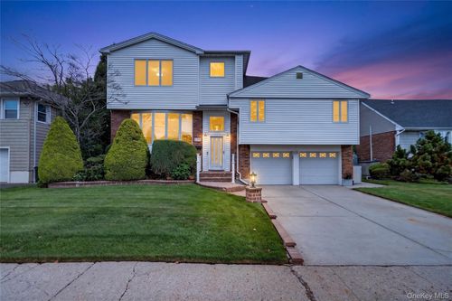 395 Bunker Dr, Oceanside, NY, 11572-5601 | Card Image