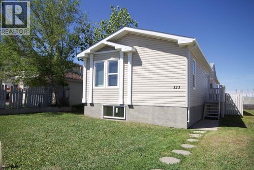 323 2 St Nw, Redcliff, AB, T0J2P0 | Card Image