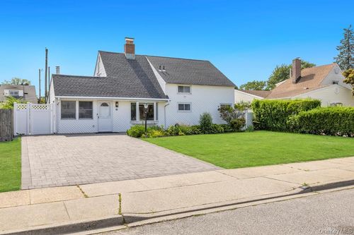 17 Skylark Lane, Hempstead, NY, 11756 | Card Image
