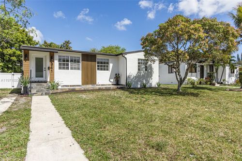 941 Ne 154th St, North Miami Beach, FL, 33162-5815 | Card Image