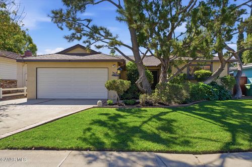 15944 Gledhill St, North Hills, CA, 91343-2915 | Card Image