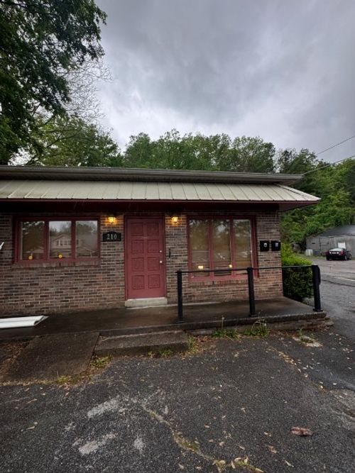 210 E Main St, Waverly, TN, 37185-2120 | Card Image