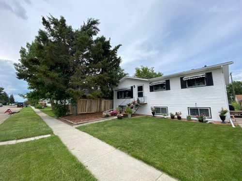 208 4 Ave W, Hanna, AB, T0J1P0 | Card Image