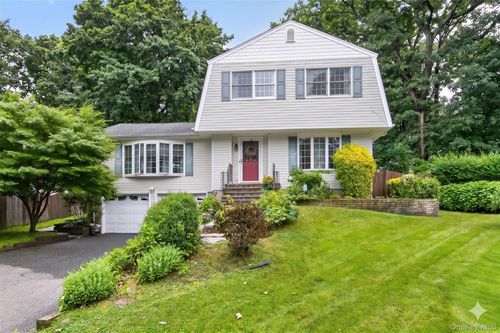 8 Tuscan Court, Huntington, NY, 11746 | Card Image