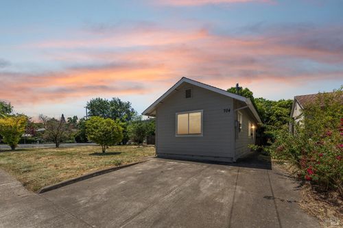 402 Grove Ave, Ukiah, CA, 95482-3928 | Card Image