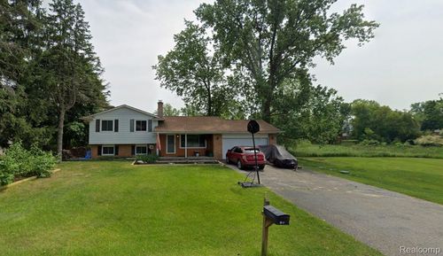 566 E Ridge Dr, Ortonville, MI, 48462-8803 | Card Image