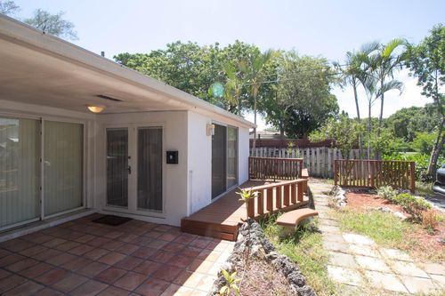 909 Ne 12th Ave, Pompano Beach, FL, 33060-5735 | Card Image
