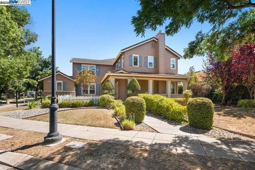 670 W Privado Way, Mountain House, CA, 95391-2047 | Card Image
