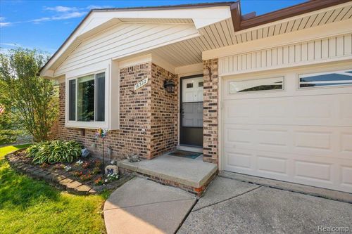 16322 Canterbury Ct, Macomb, MI, 48044-3900 | Card Image