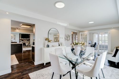 890 Wayne Dr, Newmarket, ON, L3Y5T7 | Card Image