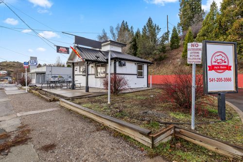 1402 Oregon Avenue, Klamath Falls, OR, 97601 | Card Image