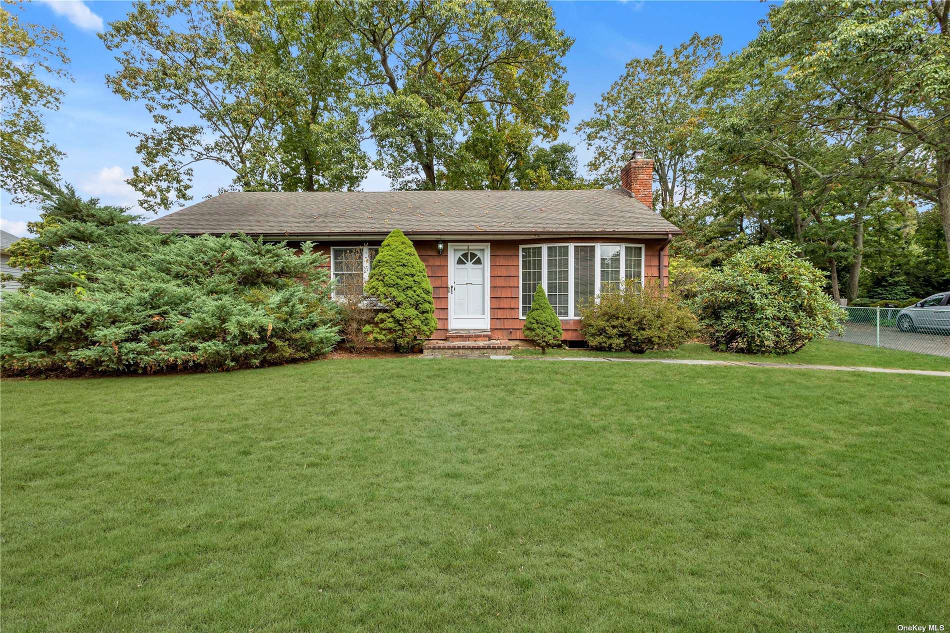 Marlboro Dr, Huntington, NY 11743