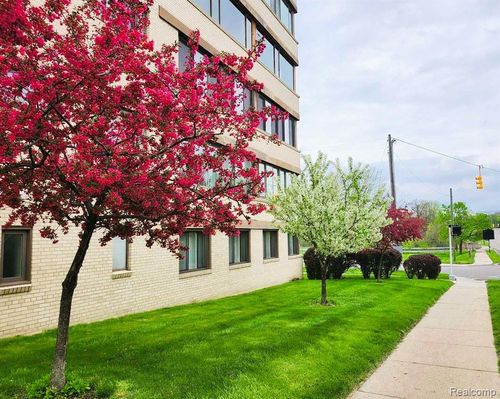 915 E Court St, Flint, MI, 48503-2002 | Card Image