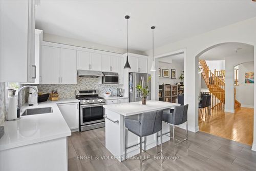 135 Tawny Cres, Oakville, ON, L6L6T4 | Card Image