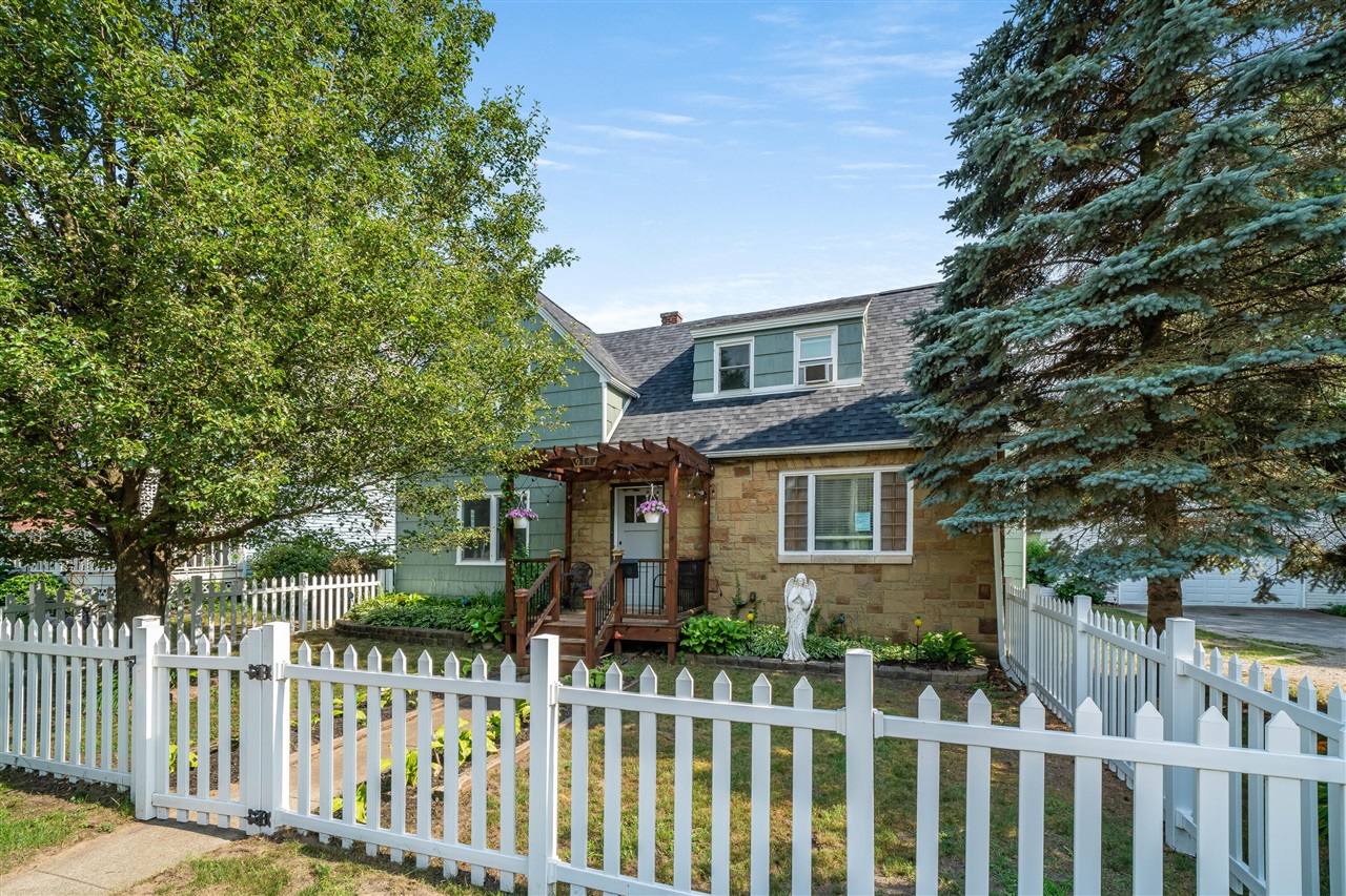 Phoenix St, South Haven, MI 49090