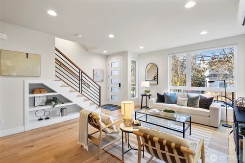 b-2212 Franklin Ave E, Seattle, WA, 98102-3426 | Card Image