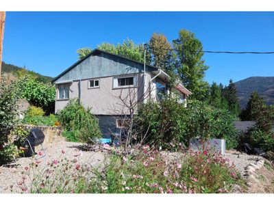 1913 Highway 3 B, House other with 2 bedrooms, 2 bathrooms and null parking in Fruitvale BC | Image 2