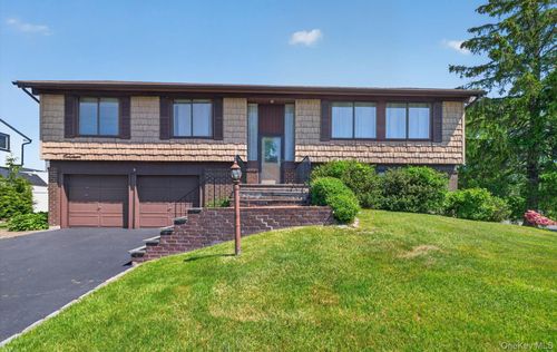 19 Branding Iron Ln, Glen Cove, NY, 11542-1638 | Card Image