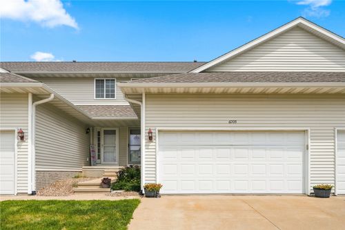 6205 Muirfield Dr Sw, Cedar Rapids, IA, 52404-7401 | Card Image