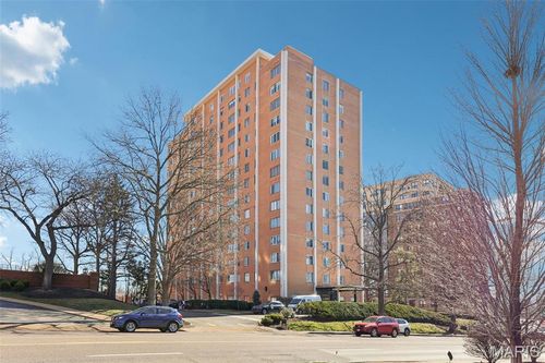 7d-900 S Hanley Road 7d, Saint Louis, MO, 63105 | Card Image