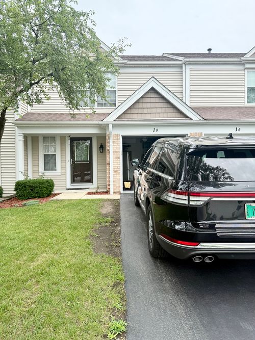 apt-b-1 Chaucer Ln, Streamwood, IL, 60107-2456 | Card Image