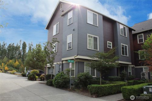 807 5th Pl Ne, Issaquah, WA, 98029-5400 | Card Image
