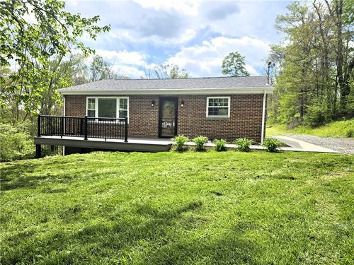 138 Center Dr, Chicora, PA, 16025-3704 | Card Image