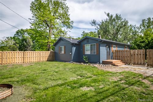 7770 Austere Dr, Waterford Twp, MI, 48329-1002 | Card Image