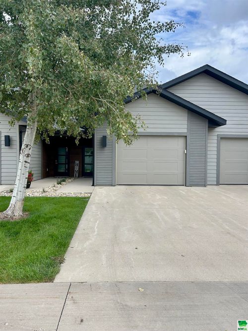 720 12th St Ne, Sioux Center, IA, 51250-2231 | Card Image