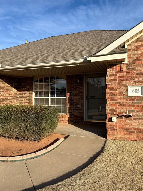 605 E Greenwood Ln, Mustang, OK, 73064-4609 | Card Image