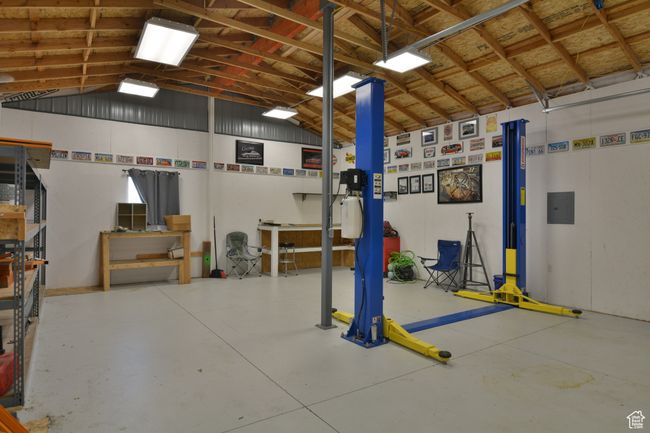 Garage with electric panel | Image 45