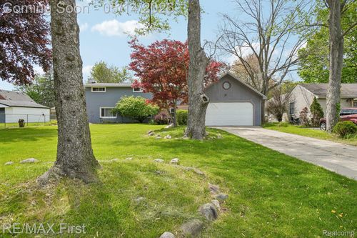 23041 Springbrook Dr, Farmington Hills, MI, 48336-3372 | Card Image