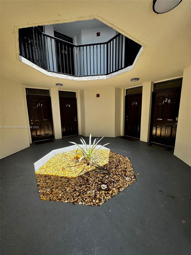 APT-120 - 216 Lake Pointe Dr, Condo with 2 bedrooms, 2 bathrooms and null parking in Oakland Park FL | Image 10