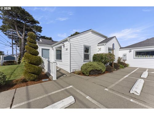 525 11th St Se, Bandon, OR, 97411-9111 | Card Image