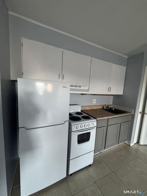 apt-2-240 Oak St, Bridgeport, CT, 06604-2668 | Card Image