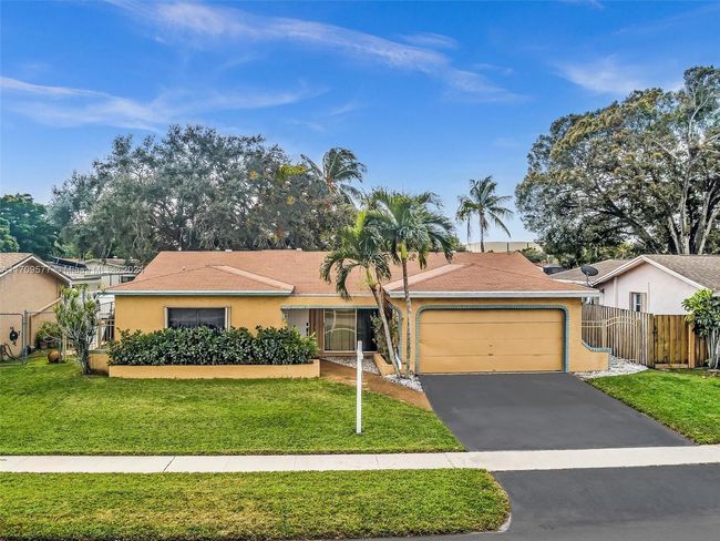 8910 Nw 7 Th Ct, House other with 3 bedrooms, 2 bathrooms and null parking in Pembroke Pines FL | Image 51