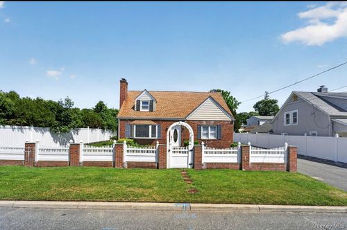 5 E 4th St, Huntingtn Sta, NY, 11746-1421 | Card Image