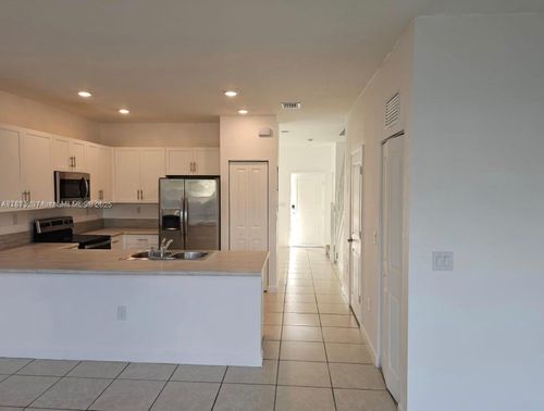 607-607 Ne 208th Ter, Miami, FL, 33179-3590 | Card Image