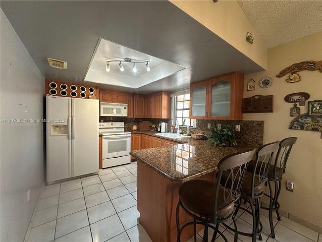 10075 Nw 129 Th Ter, House other with 3 bedrooms, 2 bathrooms and null parking in Hialeah Gardens FL | Image 6