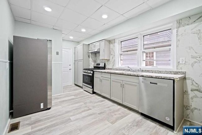 17 W Pierrepont Ave, Home with 2 bedrooms, 1 bathrooms and null parking in Rutherford NJ | Image 6
