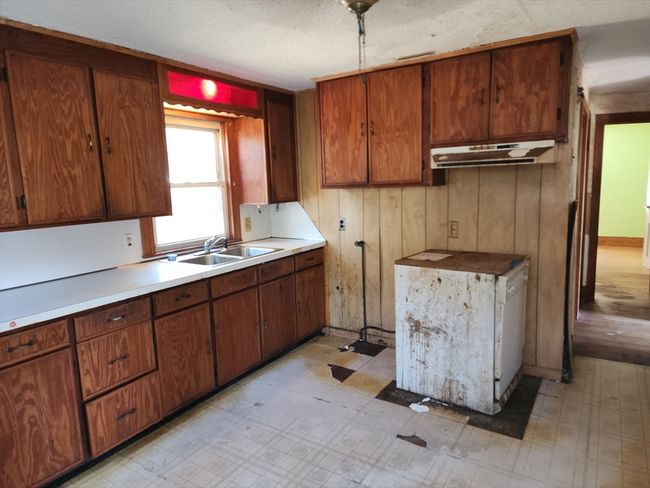 97 Parallel St, House other with 4 bedrooms, 1 bathrooms and 2 parking in Springfield MA | Image 6