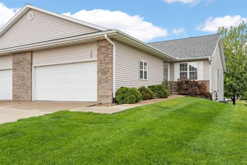 330 Highland Ct, Fairfax, IA, 52228-9638 | Card Image
