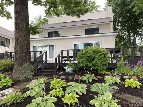 9666 Zukey Dr, Pinckney, MI, 48169-3001 | Card Image