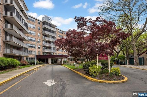 530 Valley Rd, Montclair, NJ, 07043-2729 | Card Image