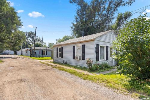 523 Sanford St, East Peoria, IL, 61611-2354 | Card Image