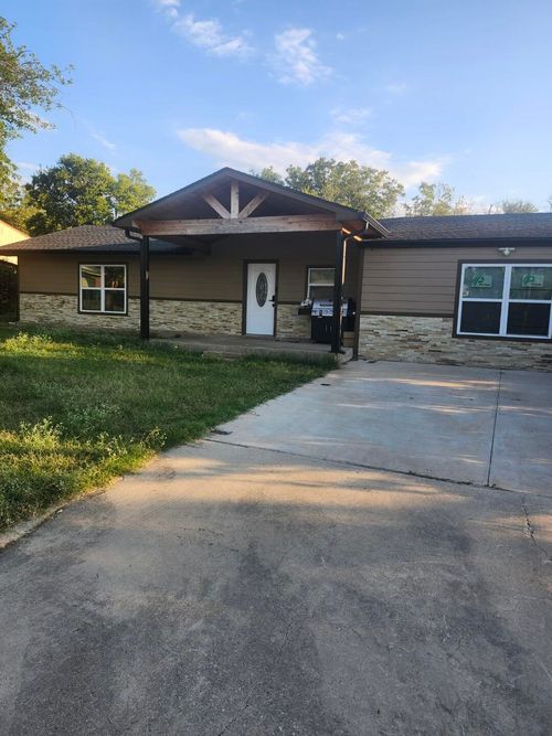 1115 W College St, Jacksboro, TX, 76458-1546 | Card Image