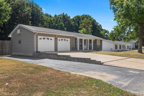 82 May Valley Ln, Fenton, MO, 63026-3402 | Card Image