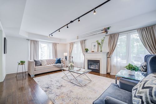 144 Chapman Crt, Aurora, ON, L4G0E2 | Card Image