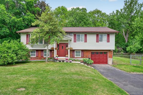 19 Victoria Dr, Newburgh, NY, 12550-2446 | Card Image